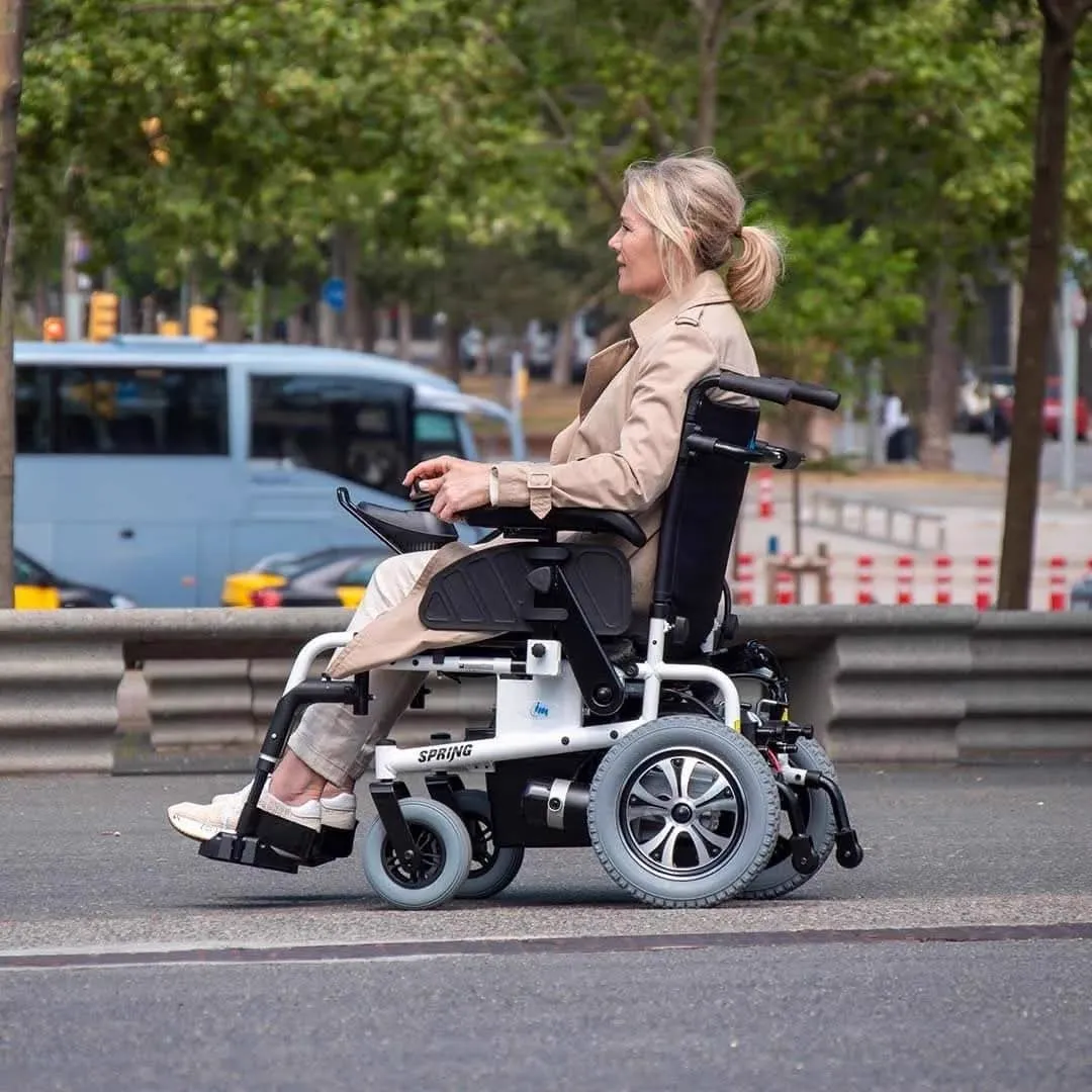 Mujer paseando por la ciudad en la silla de ruedas eléctrica Spring